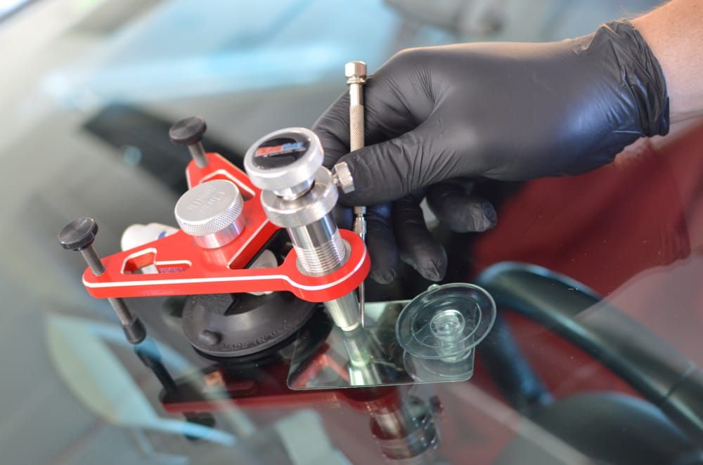 Ремонт сколу на лобовому склі